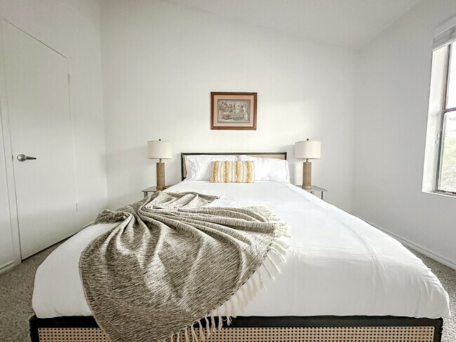 Building Photo - 1071 Clayton Ln