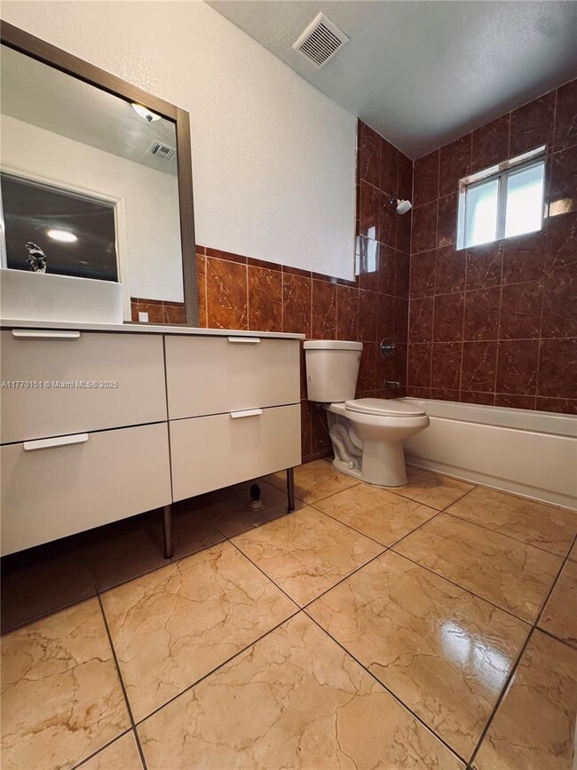 Building Photo - 3 bedroom in Miami FL 33150