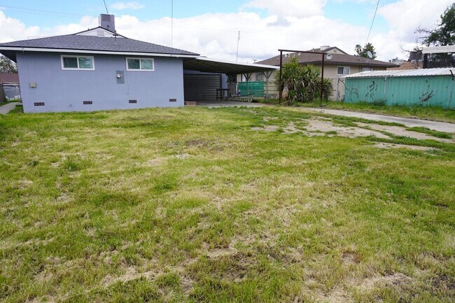 Building Photo - Home in Southeast Bakersfield!