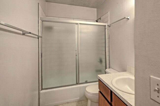 Building Photo - Students Welcome! Great Location!