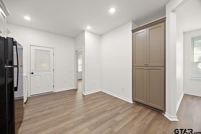 Building Photo - 504 Neches St