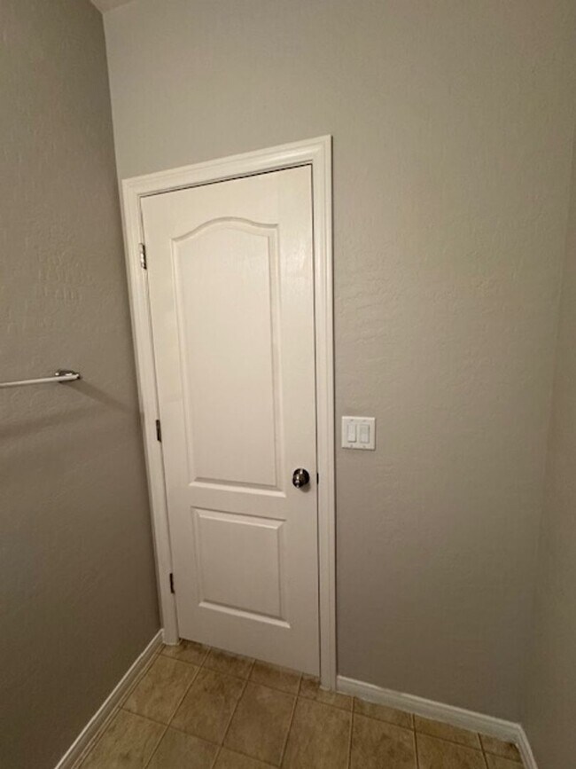 Building Photo - 3 Bedroom Home in a Gated Community! North...