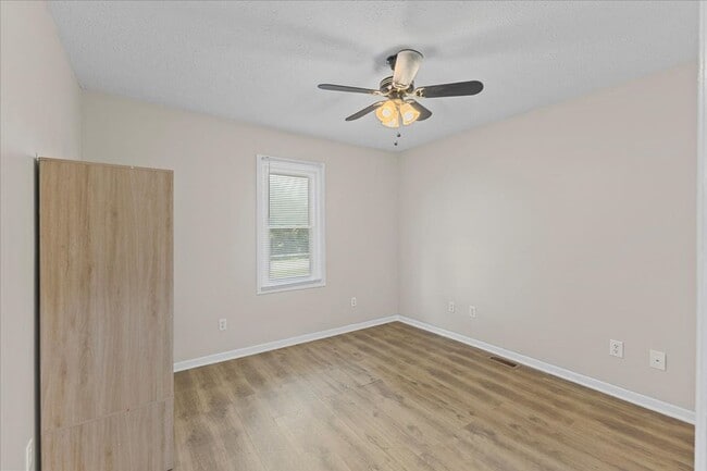 Building Photo - 4 bedroom, 2 bath home with den and garage...
