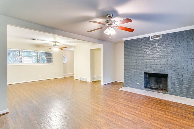 Building Photo - Ready for New Tenants- Large 3 bed, 2 bath...