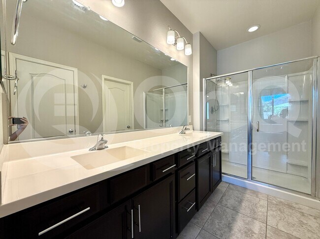 Building Photo - 2922 E Wayland Dr
