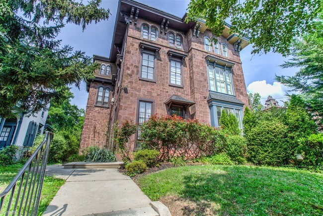 Primary Photo - 1 br, 1 bath Apartment - 502 Woodland Ter