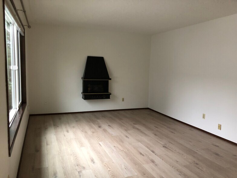Livingroom - 5204 NE Glisan St
