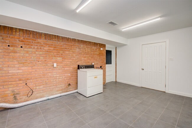 Building Photo - 8939 Rockhurst Dr