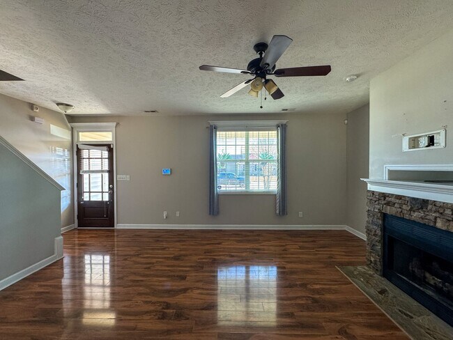 Building Photo - Beautiful 5 Bed 2.5 Bath Home with Main Level Primary Bedroom