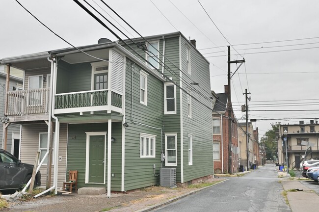 Building Photo - Beautifully Renovated 3 Bedroom with Parking