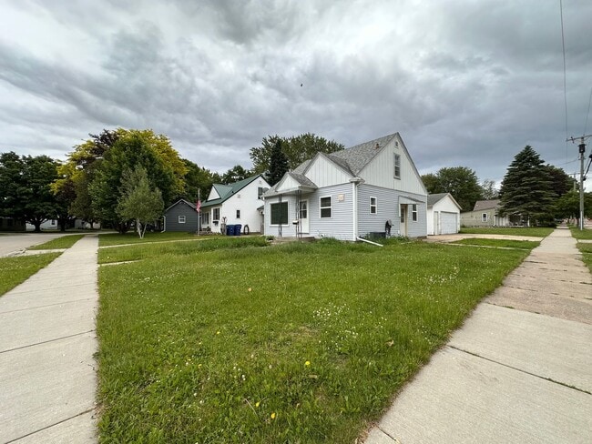 Building Photo - Recently Renovated Single Family Home Avai...