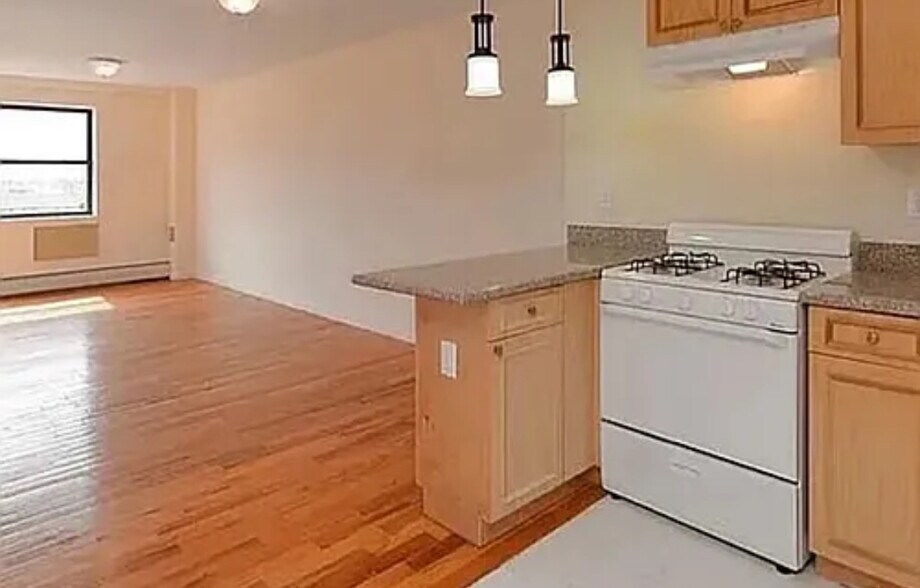 Building Photo - 44 Hilton Ave