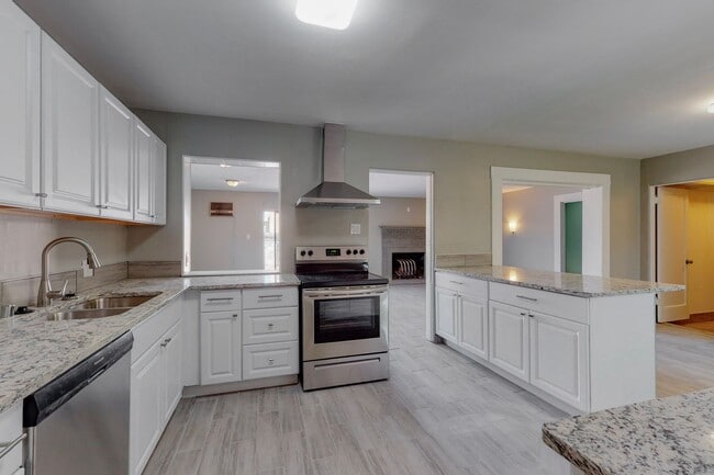 Building Photo - UPTOWN RENOVATED 3 Bedroom 2 Bath with garage