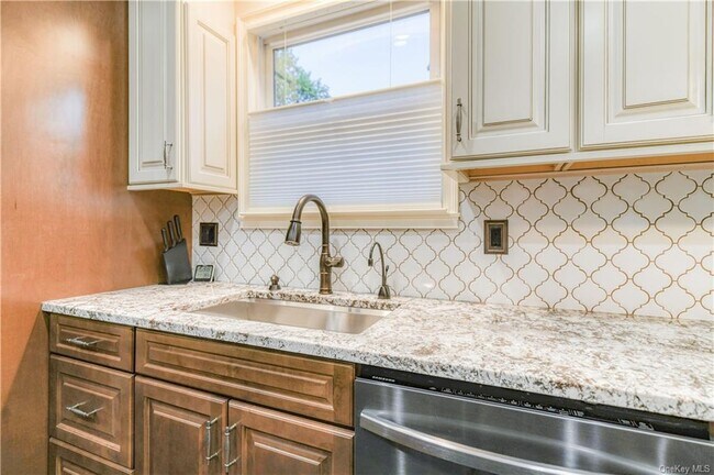 Building Photo - 105 Main St