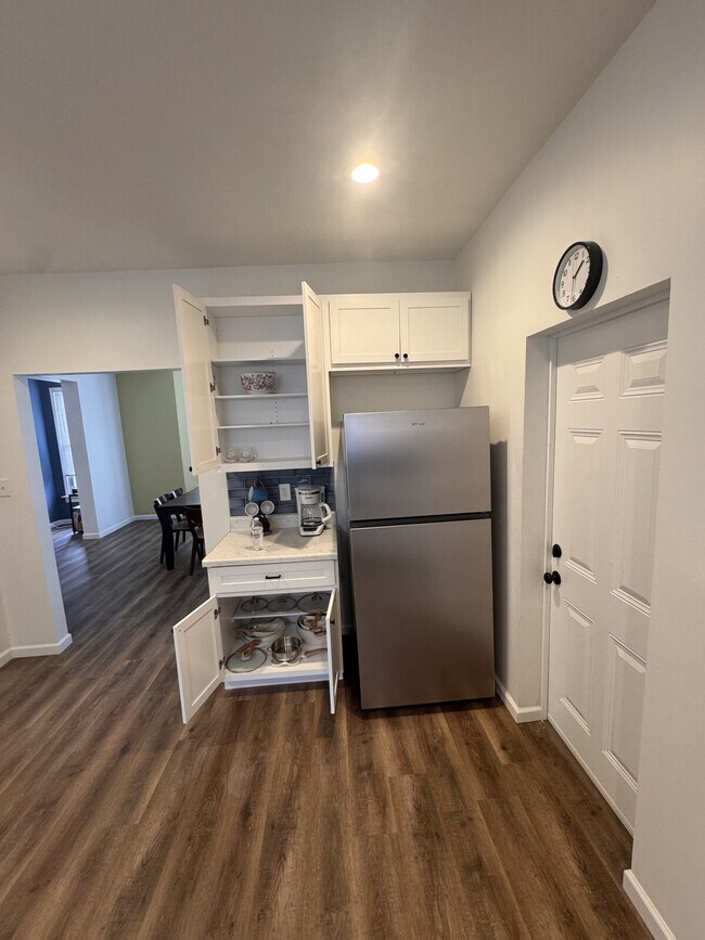 Building Photo - 6559 Hoffman Ave