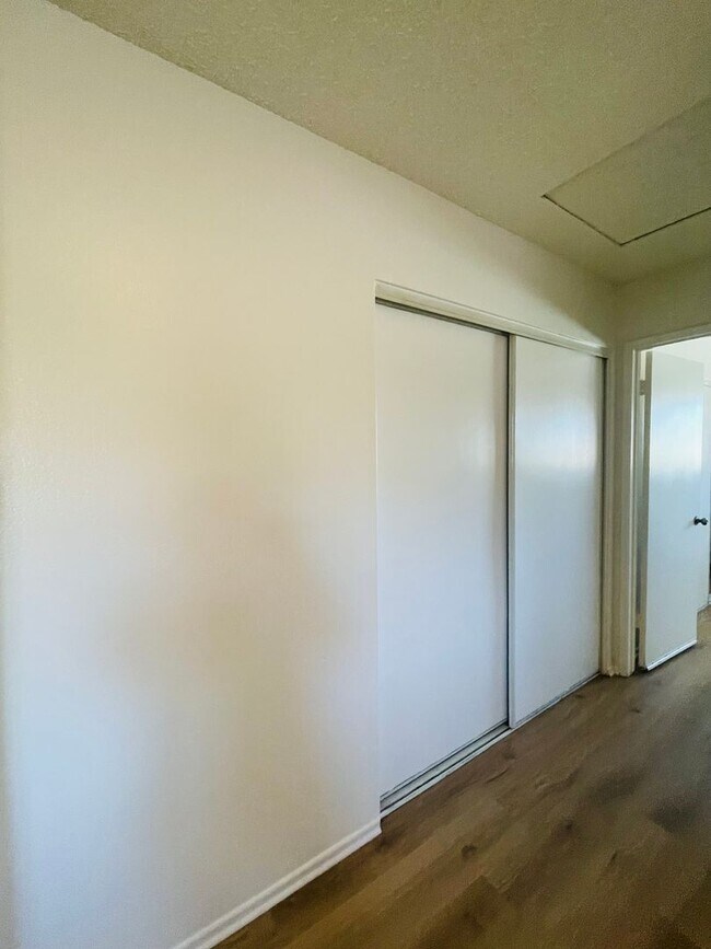 Building Photo - 807