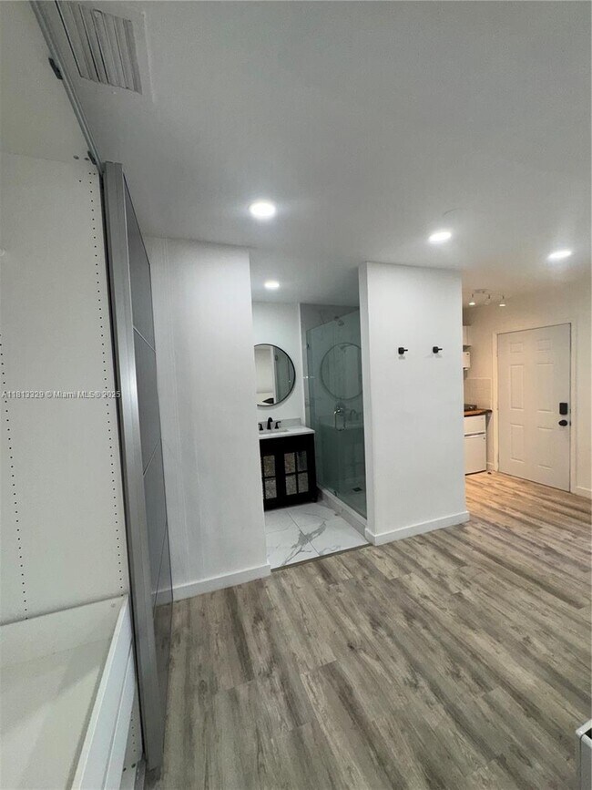 Building Photo - 1510 Normandy Dr