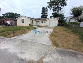 Building Photo - BEAUTIFUL, Large - 4/2 1500 Sq. Ft., Renov...