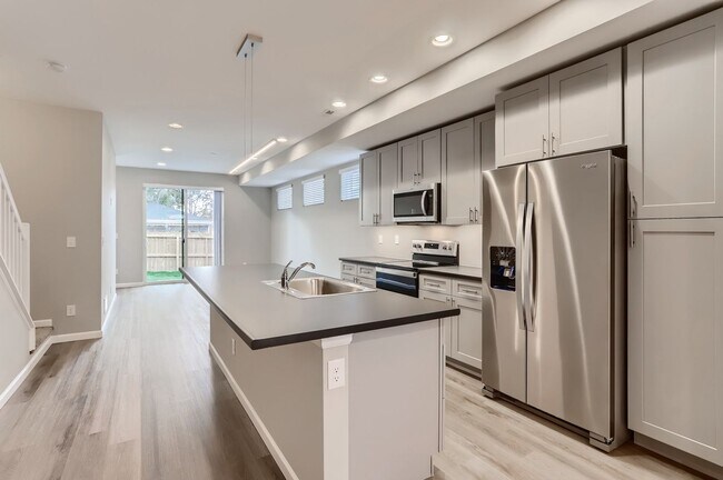 Building Photo - Modern 5 Bedroom Home for Rent!