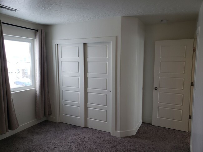 Building Photo - Trails and more at this Harvest Park Home in Mapleton!!
