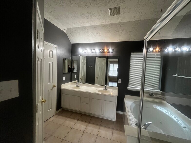 Building Photo - 5508 Lilywood Ln