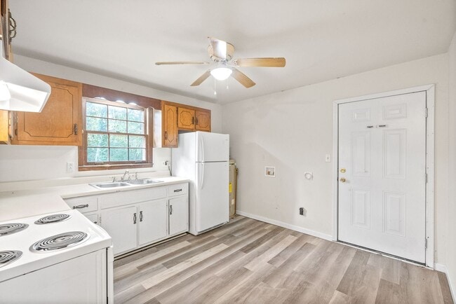 Building Photo - 2 Bedroom Pet Friendly Home For Rent!
