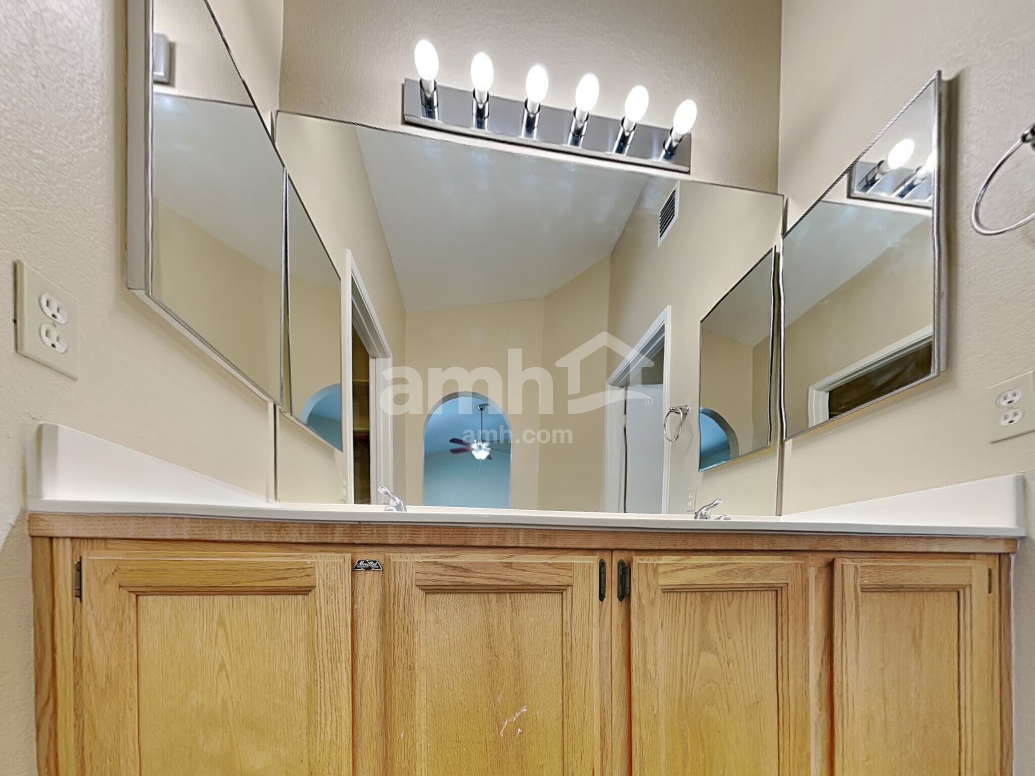 Building Photo - 9915 E Paseo Juan Tabo