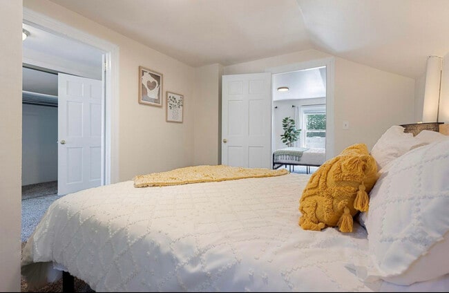 Building Photo - 532 W 5th Ave