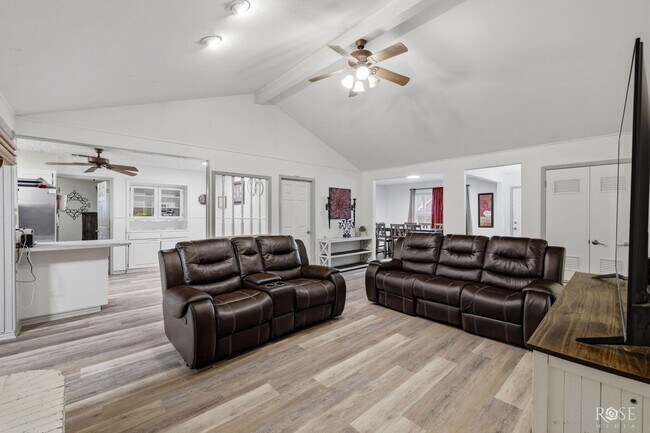 Building Photo - Charming 4 bedroom/2 Bath Home COMING SOON!