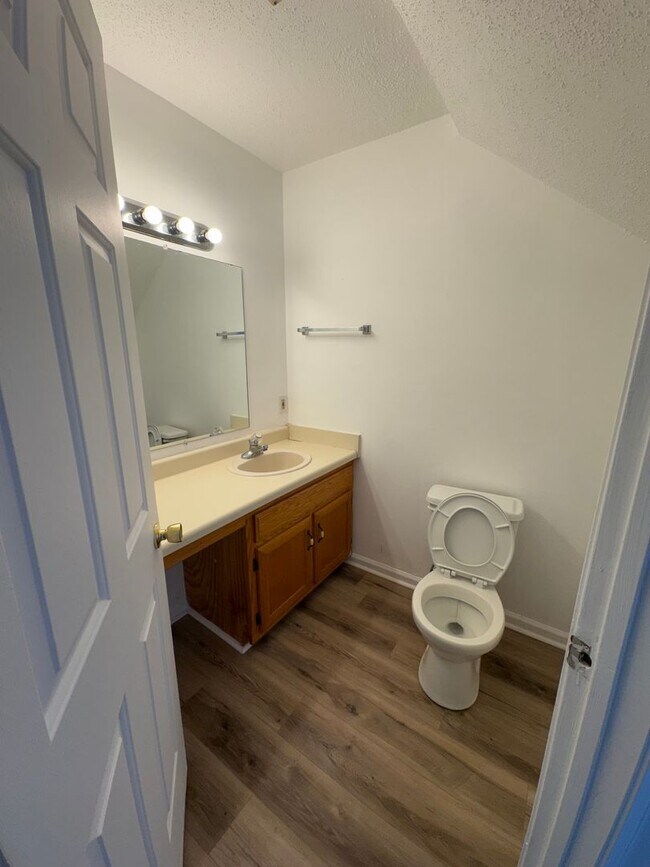 Building Photo - Desirable Townhouse in Martin! *New Flooring & Paint*