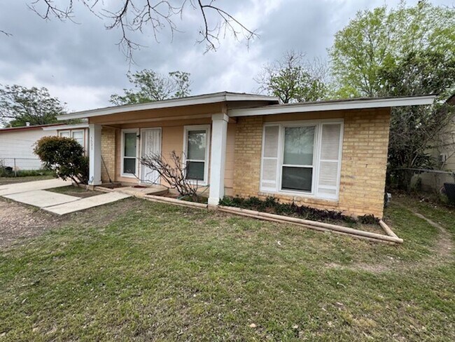 Building Photo - Nice 4 BR, 1.5 Bath w/ Large Back Yard