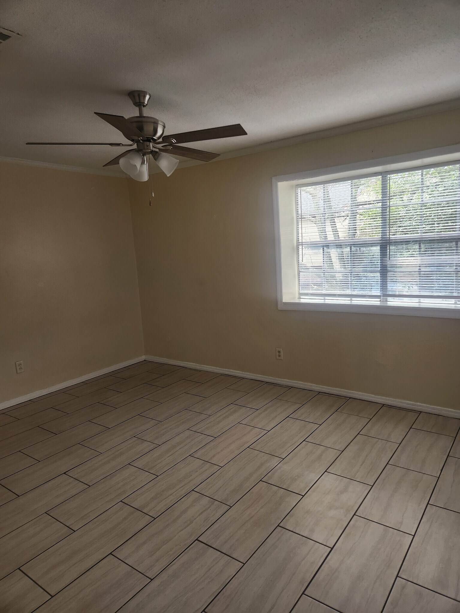 Primary bedroom - 2105 Langley Ave