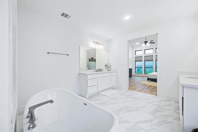 Building Photo - 6618 Mirabeau Ln