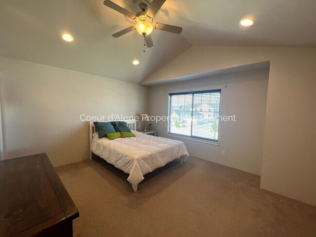 Building Photo - 3 bed, 2.5 bath townhouse in CDA Place!