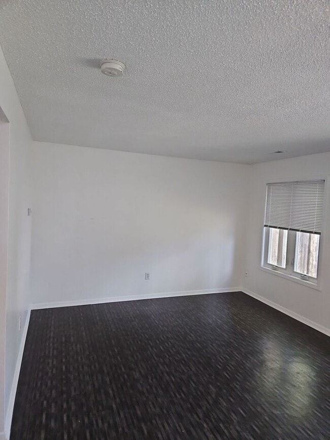 Building Photo - **Charming 3-Bedroom Duplex with Modern To...