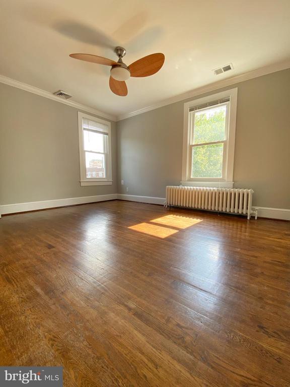 Building Photo - 432 E Luray Ave