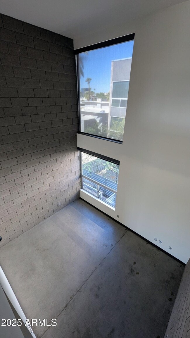 Building Photo - 525 E Willetta St