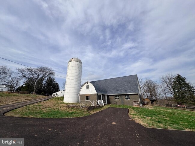 Building Photo - 3679 Pickertown Rd