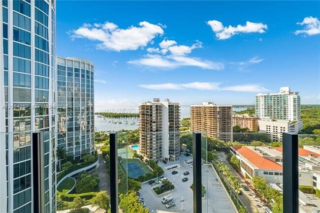 Building Photo - 2831 S Bayshore Dr