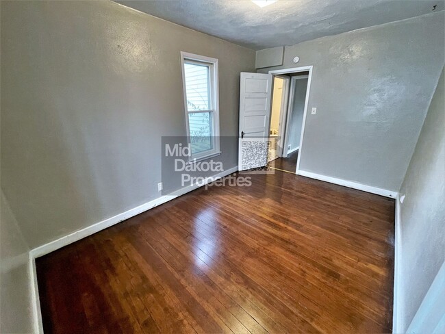 Building Photo - 1000 W 3rd- 5 bedroom, 2 bathroom, Attache...