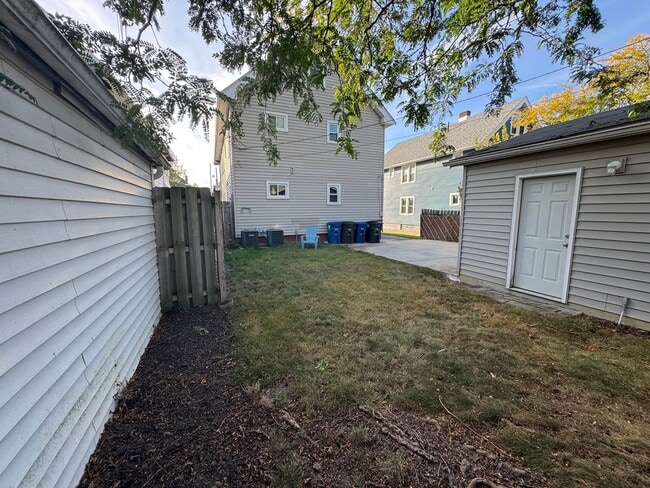 Building Photo - 2115 Lewis Dr