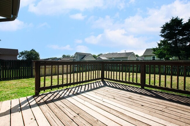 Building Photo - Pet Friendly Three Bedroom!