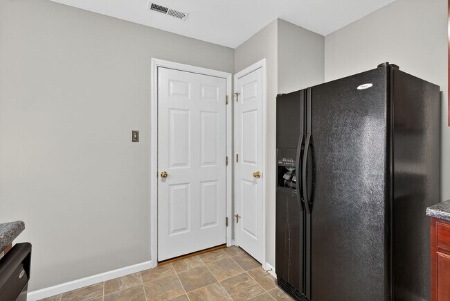 Building Photo - Spacious 3BR Townhome Across From Neighbor...