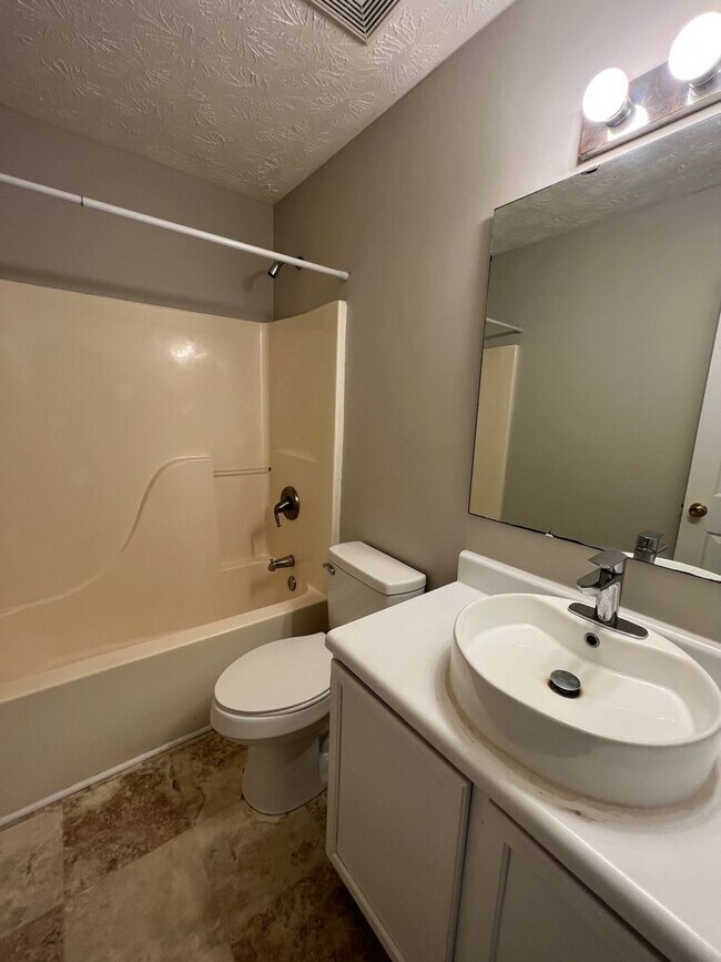 Building Photo - Lovely 3 Bed 2 Bath Raeford Home