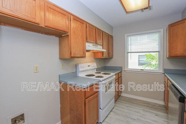Building Photo - 205 White Oak Dr NE