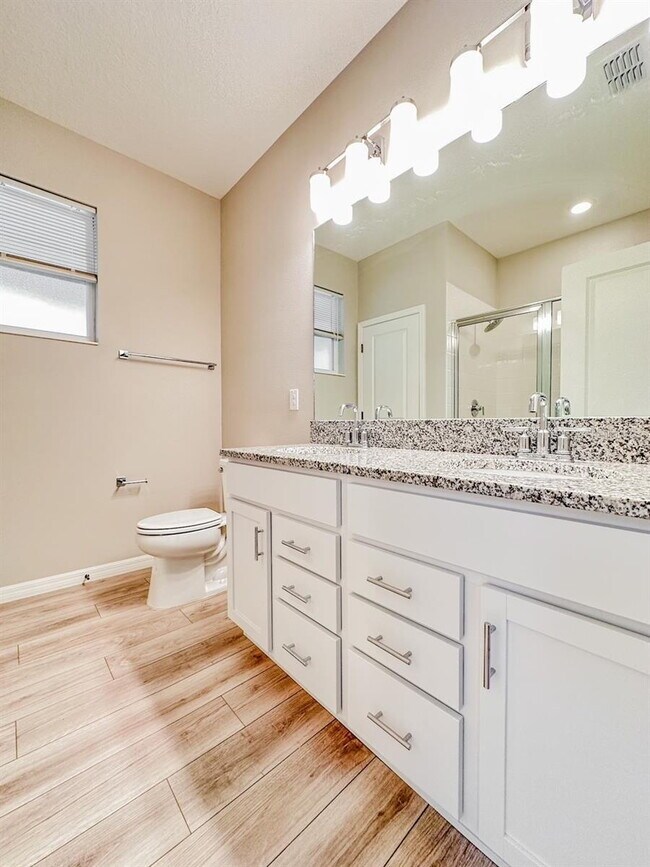 Building Photo - Gorgeous 4 Bed 2 Bath Home!