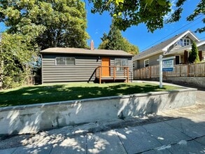 Building Photo - Charming Renovated Ranch 3 Bed + 2 Bath House! Washer & Dryer! Located in Portland's SE Brooklyn ...