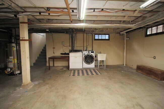 Building Photo - 803 NE Laurelhurst Pl