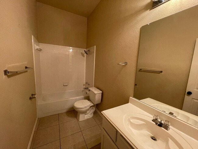 Building Photo - Beautiful single-story home in desirable Vista Oaks Subdivision