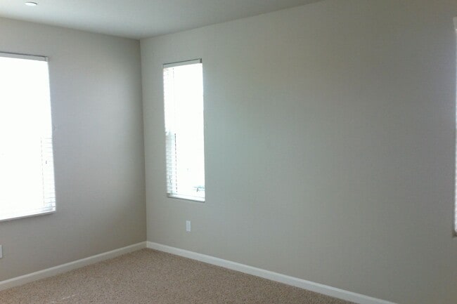 Building Photo - Beautiful 3 Bedroom 2.75 Bath Home in Harlan Ranch!